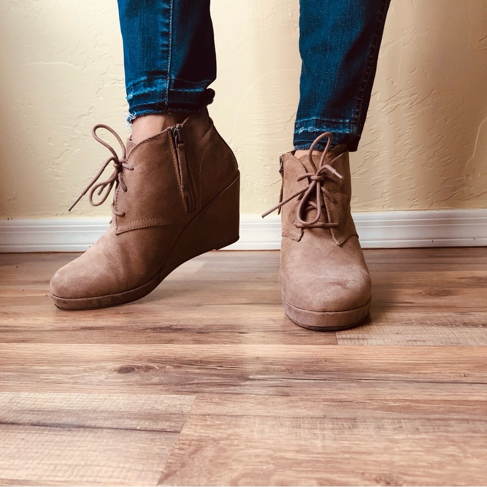 Dolce Vita tan suede wedge tie booties sz 7.5